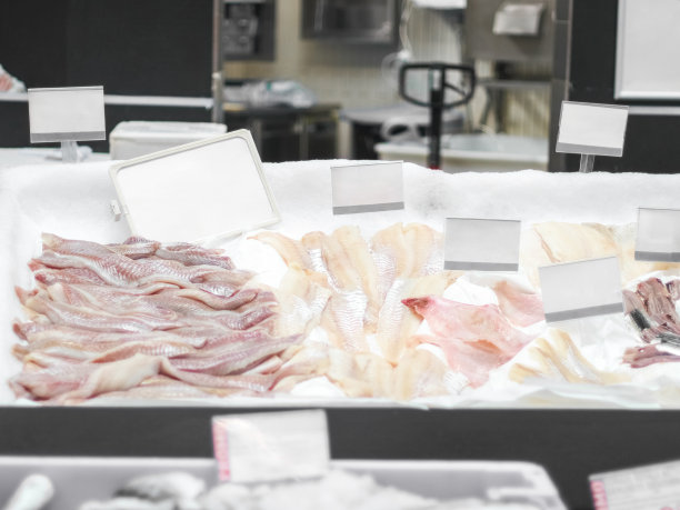 商店柜台上各种各样的白鱼。图片下载