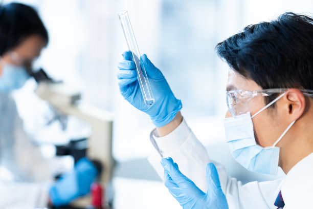 一个穿白大褂的人在做研究图片下载