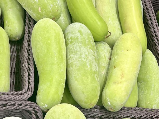 一篮子黄瓜和其他蔬菜的照片。图片下载