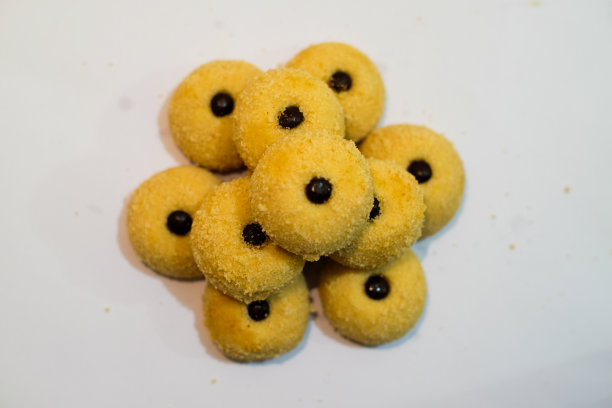 Kue Janda Genit或Monde Susu饼干，上面有巧克力片，白色背景。这些饼干通常在伊多尔菲特里或黎巴嫩大伊斯兰日供应图片下载