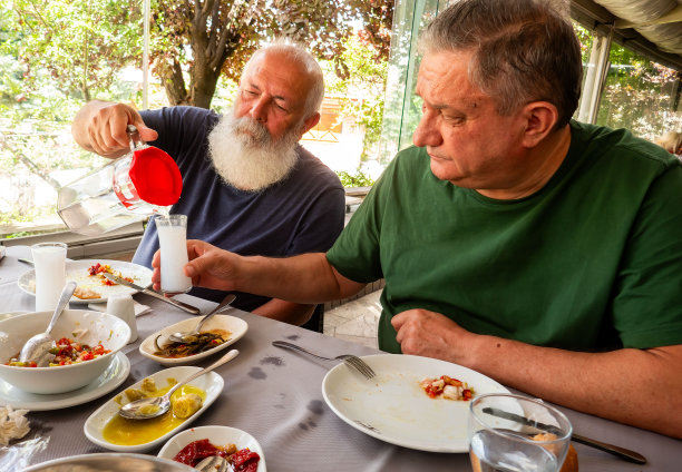 为活跃的老年人准备的冰镇拉基和美味梅兹。图片下载