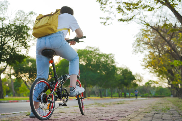 春天来临的概念带着亚洲女人骑自行车的快乐和愉悦的感觉图片下载