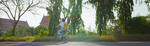 春天来临的概念带着亚洲女人骑自行车的快乐和愉悦的感觉图片下载