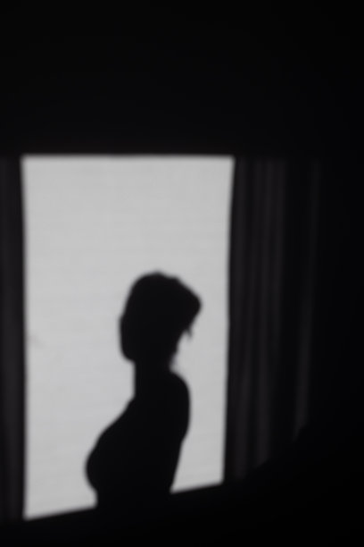 一个人在黑暗房间里的剪影，背景是一扇窗户。影子图片下载