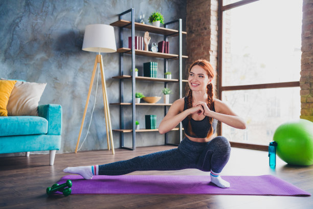 运动教练女孩博主在线训练在室内做运动的照片图片下载