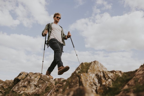 男子登山，户外活动照片图片下载