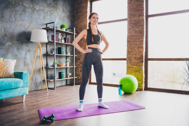 运动教练女孩在室内室内健身房锻炼的照片图片下载