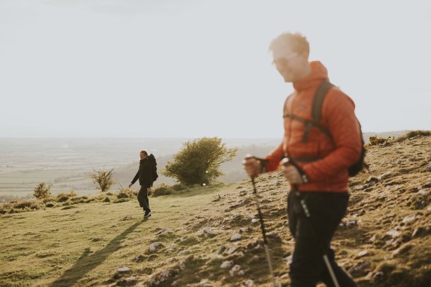 一个人在山上徒步旅行。户外活动照片图片下载