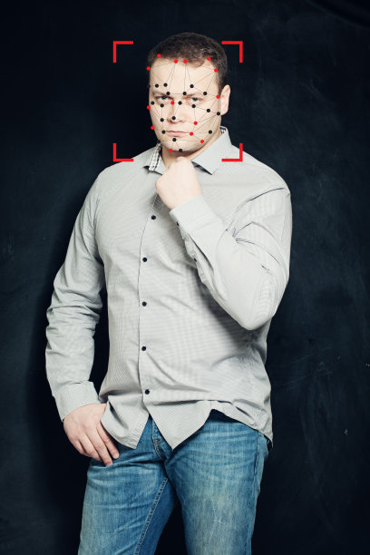 拥有面部识别技术的男子图片下载