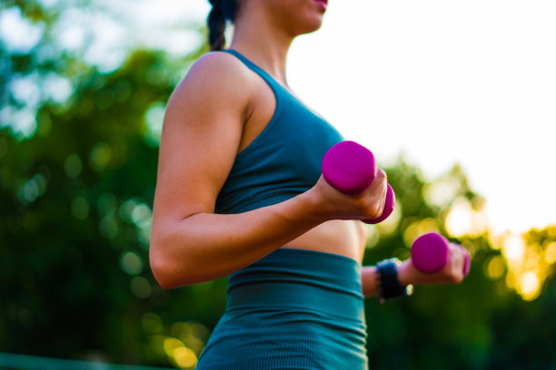 快乐的人在大自然中做瑜伽和锻炼，以获得心理健康、健康和健身图片下载