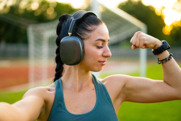 快乐的人在大自然中做瑜伽和锻炼，以获得心理健康、健康和健身图片下载