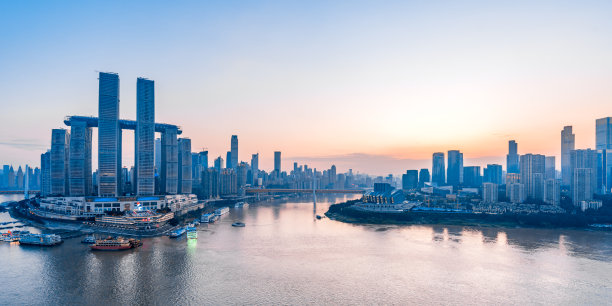 中国重庆朝天门城市天际线和邮轮的黄昏景色图片下载