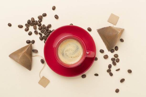 红杯咖啡的彩色背景，俯视图图片下载