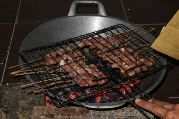 山羊或牛肉沙爹是用木炭或印尼余烬在煎锅里烤的图片下载