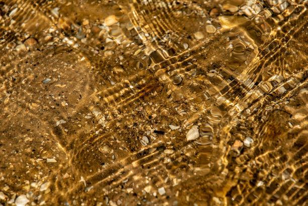 浪花在沙滩上画出的图案图片下载