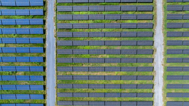 太阳能电池板接收太阳能发电，是可再生能源项目，为可持续发展的未来提供清洁能源。无人机拍摄的照片。图片下载