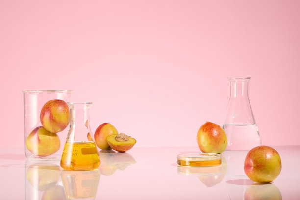 广告照片以桃子化妆品实验为思路，实验桌上散落着几样实验设备，点缀着新鲜的桃子图片下载