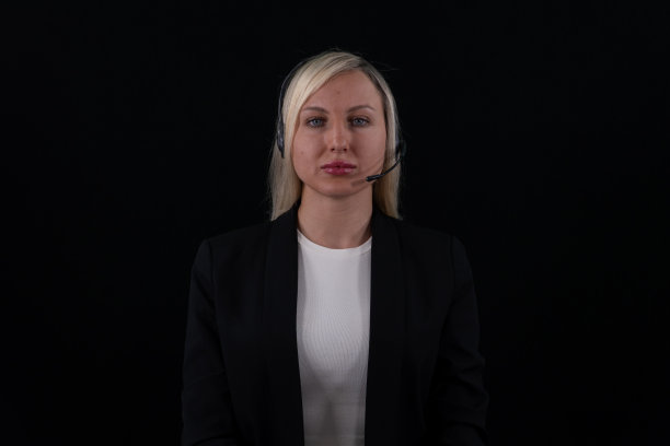 呼叫中心接线员的照片很漂亮。在呼叫中心工作的快乐销售代理。带着耳机微笑的女商人。黑色背景。图片下载