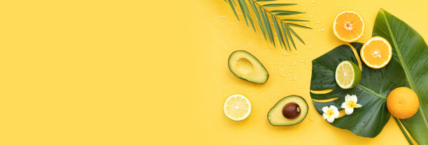 新鲜橙子和热带树叶。切好的柑橘类水果用于天然化妆品图片下载