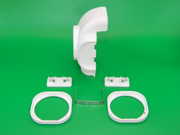 损坏电源插座的微距照片或特写照片，背景为绿色。插座颜色为白色。图片下载