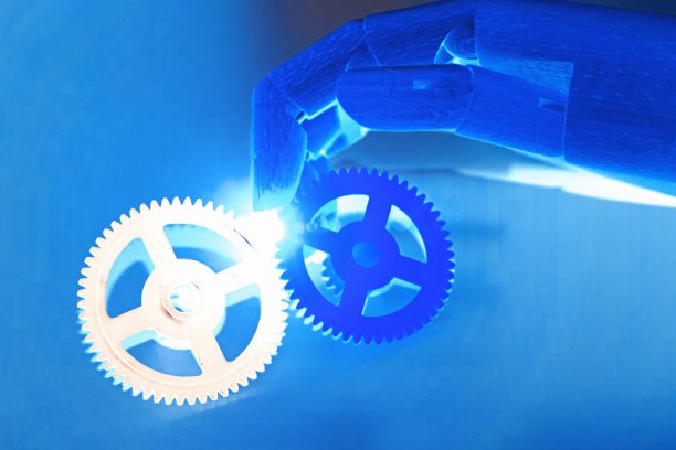 带齿轮的机器人手，蓝色背景。创新产业技术和人工智能理念。3D插图渲染图片下载