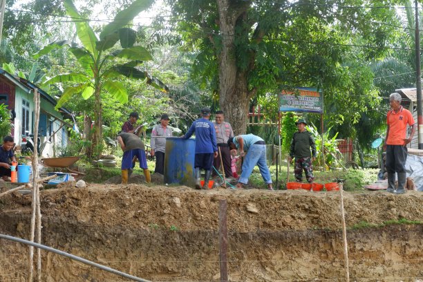 巴东嘉雅村的居民们正在一起建造挡土墙图片下载
