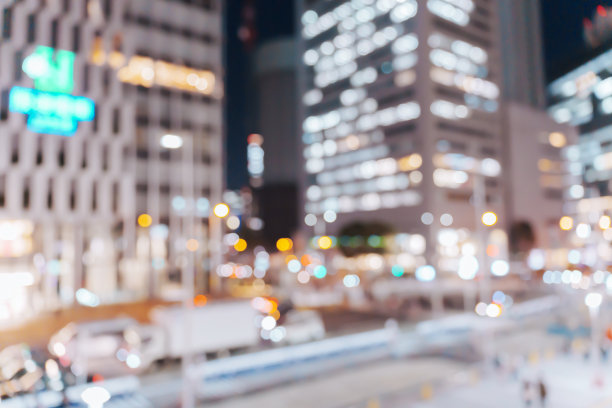 一条灯火通明的繁忙城市街道的夜间模糊照片图片下载