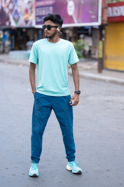 现代人走在街上图片下载