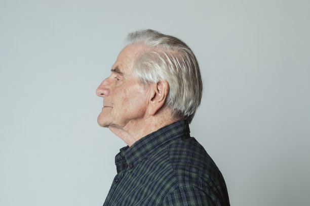 侧面照片中穿着格子衬衫的高级男子图片下载