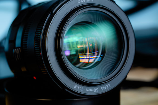 特写镜头，摄影镜头或视频镜头，黑色背景的特写镜头，物镜，概念摄影师，摄像师工作，寻找摄影师，图片下载