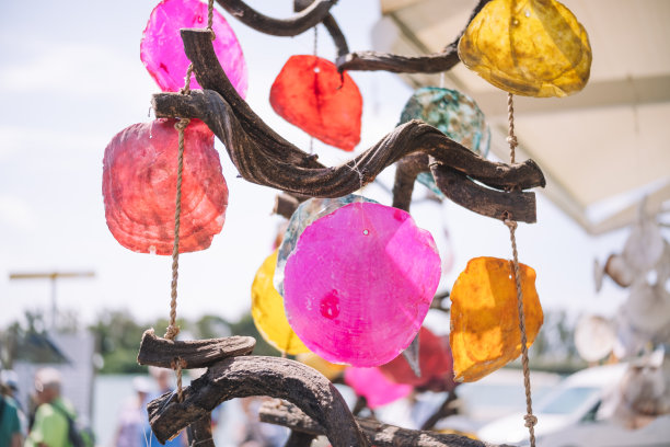 用彩色贝壳和木片做成的风铃。图片下载