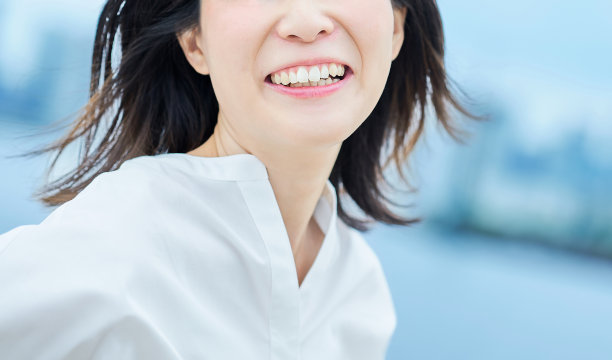 年轻女子在户外的肖像图片下载