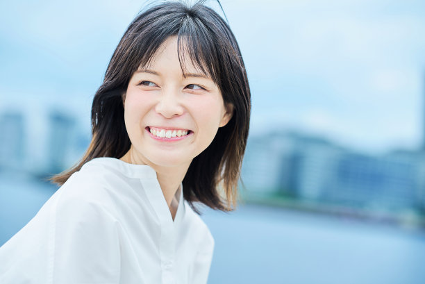 年轻女子在户外的肖像图片下载