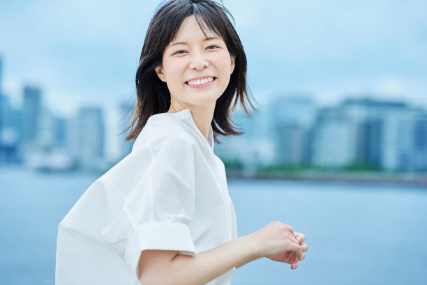 年轻女子在户外的肖像图片下载