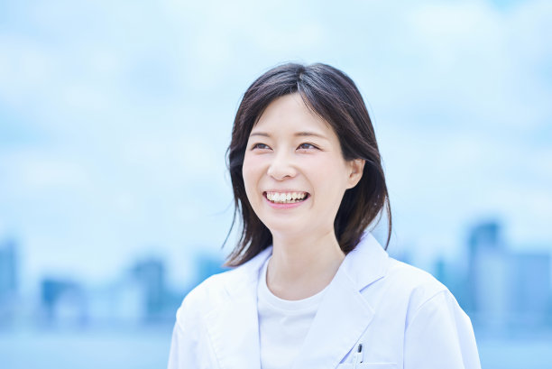 穿着白大褂的年轻女子图片下载