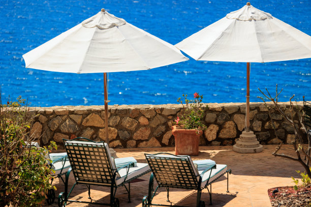 海景露台的躺椅和雨伞图片下载