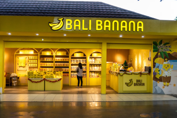 著名的巴厘岛香蕉纪念品店位于巴厘岛机场的到达口图片下载