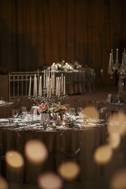 为家庭圣诞晚餐准备的漂亮桌子。温馨的气氛，烛台上的烛光。库存图片图片下载