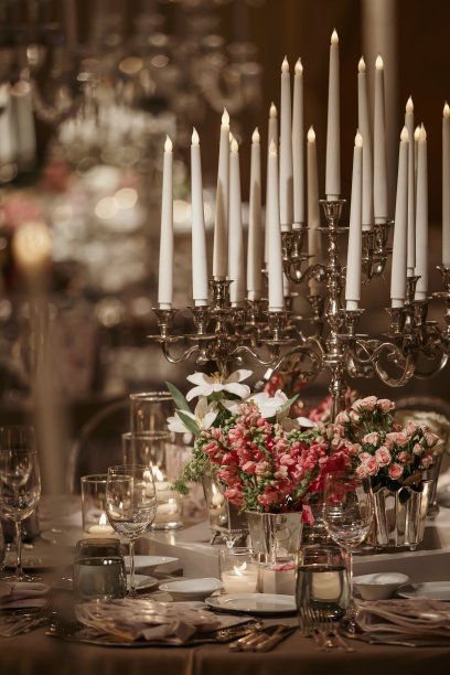 为家庭圣诞晚餐准备的漂亮桌子。温馨的气氛，烛台上的烛光。库存图片图片下载