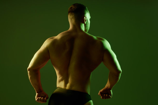 英俊的运动员肩部绿色黄色照明图片下载