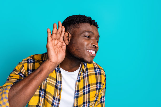 照片中风趣开朗的男人穿着时髦的格子衣服听新闻，青色背景上的空白空间孤立图片下载