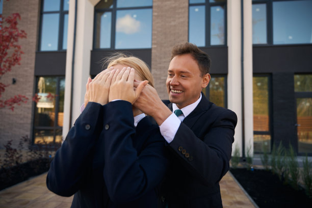 男人站在女人身后，用手闭上她的眼睛图片下载