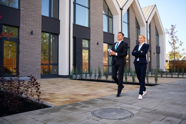 建筑师和客户在房子附近的全长照片图片下载