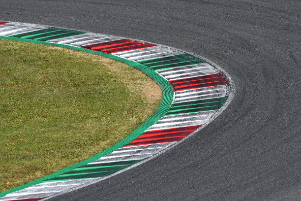 赛道上的彩色路缘图片下载