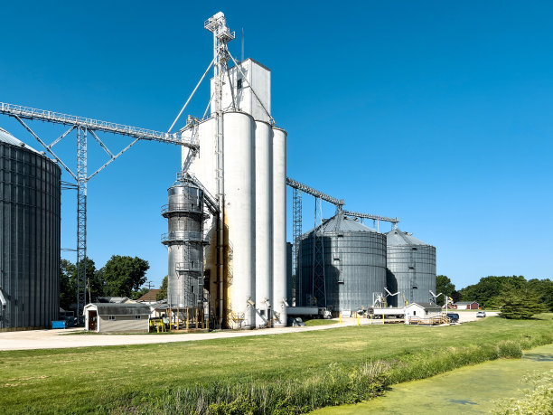 运河边的农业粮食升降机图片下载