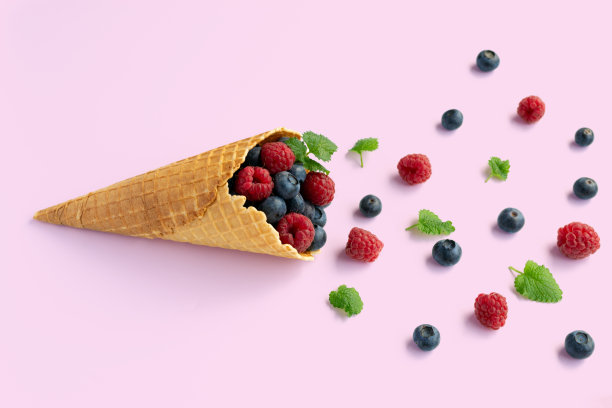 森林水果，浆果冰淇淋甜筒粉红色的背景图片下载
