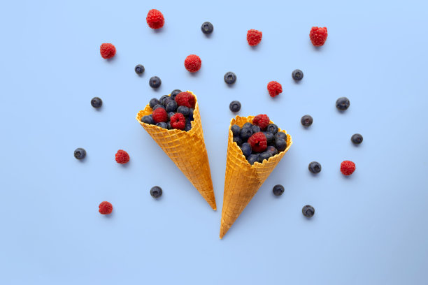 蓝莓，覆盆子在华夫蛋筒里。森林浆果冰淇淋图片下载