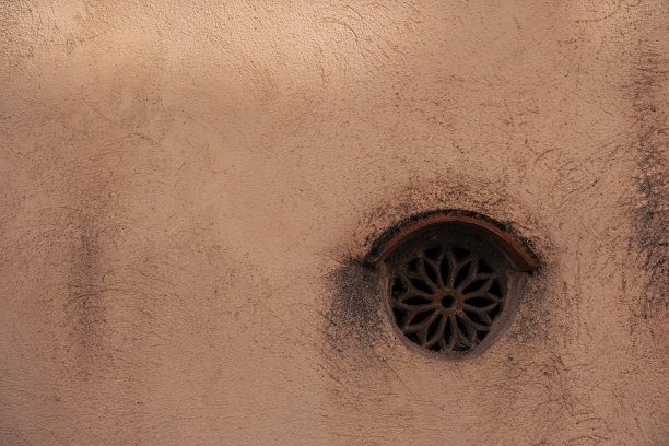 墙上的旧通风口。简约的照片。通风口周围的墙壁上布满了灰尘和煤烟图片下载