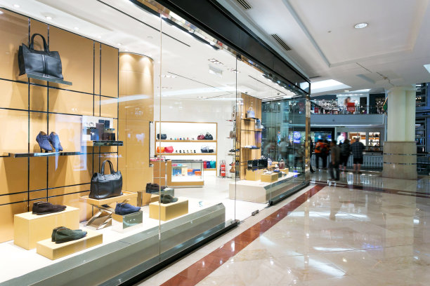 橱窗内鞋子和皮包图片下载