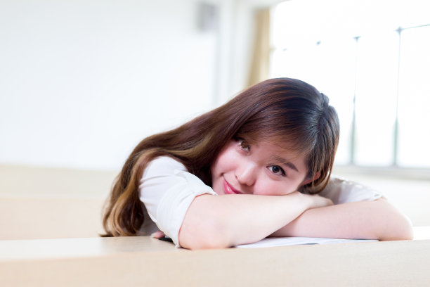女大学生在教室里图片下载